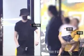 冯绍峰带儿子回家再被拍，想想坐在爸爸腿上，被赞双目炯炯有神图片