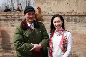 大衣哥朱之文：16岁工地搬砖，42岁一炮而红，离不开背后贵人相助图片