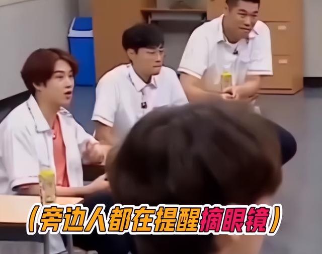 13岁带领舞团登天天向上，后赴韩国顶流男团出道，劝粉丝有序追星