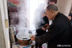 在农村最难最苦的就是60后，看看现在都在忙些什么？值得深思图片