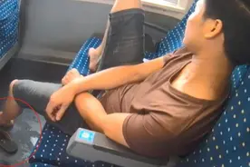 醉酒男子高铁车厢当厕所，到派出所仍叫嚣“谁让你抓我？”图片