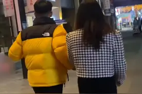 山东一男子向女友求婚，上一秒穿羽绒服的他，下一秒仪式感满满图片