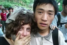 2008年汶川地震，四川男孩救下以色列女孩，女孩苦寻13年得偿所愿图片