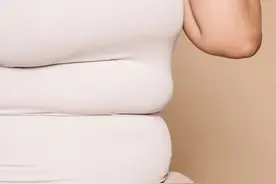 为什么很多女生明明不胖，却有小肚子？图片