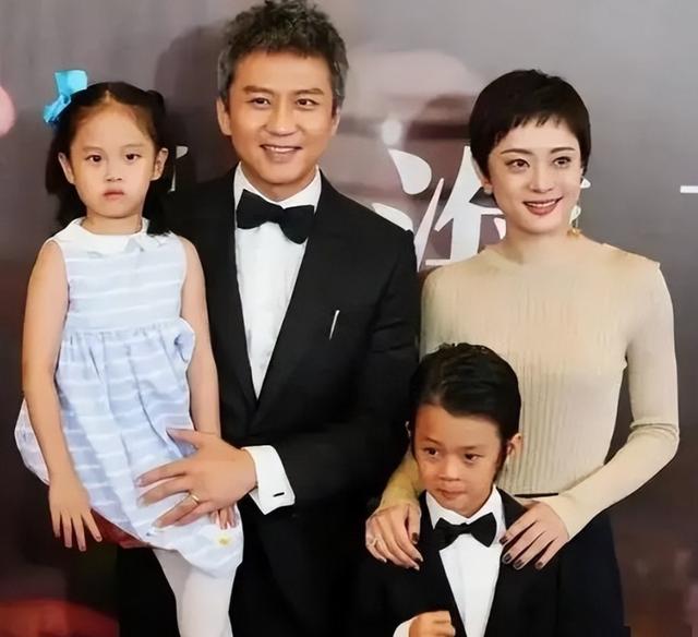 曝邓超出轨19岁嫩模！花千万掩盖丑闻，孙俪深夜发文：再见婚姻！