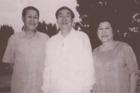 90年代朱镕基与孙飞虎合影：你是委员长，我比你低两级，你站中间图片