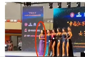 女模特脱下高跟鞋扔向评委：你个流氓，昨晚说好让我当冠军图片