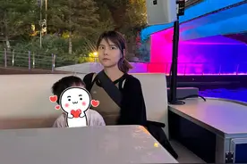 38岁苏醒被拍到夜会美女拥抱搀扶，小11岁妻子回应：很绅士，要是我在，我一起把朋友送上楼图片