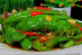 腌辣椒时，切记别直接加盐腌，教你一招，脆嫩爽口香辣开胃又下饭图片