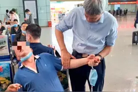 乘客突发疾病，老中医紧急施针救回…图片