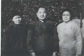 1978年，陈锡联向邓小平检讨，邓小平摆摆手说：当时你也无能为力图片