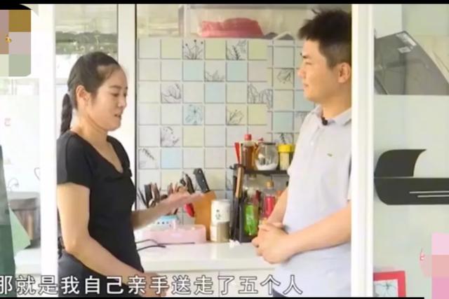 52岁漂亮大姐相亲,聊到夫妻生活,马上脸红,大叔:你不说我也懂