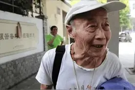 2015年，南京86岁老人连续15年高考，想纠错单位60年前的职称评比图片