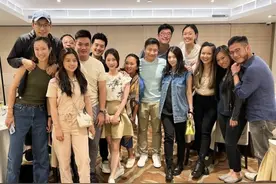 霍启仁带女友参加聚会，女方身材高瘦挺拔，合照时霍启仁站凳子上图片