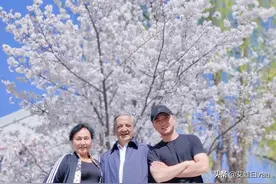 央视主持尼格买提父子罕见合体，穿T恤成肌肉男，父子五官似烙饼图片