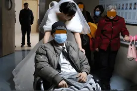 泪目！单亲妈妈不顾反对嫁40岁男友，却只当了17天的新娘图片