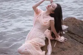 海边游玩，偶遇28岁的漂亮女人，却意外成就了我图片
