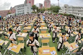 因误会分手后忘不了初恋，双方8年没谈恋爱，再次相见是相亲对象图片