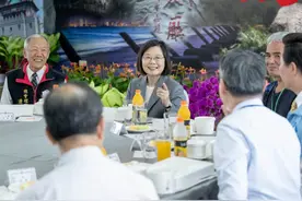 蔡英文抵金门，称赞金门炮战胜利，我军炮兵部队实弹赶赴福建外海图片