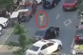 成都一男子光天化日之下在街上裸奔，身上一丝不挂 ！究竟为何事？图片