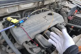 换机油用抽油泵换好，还是重力式放油换效果好，实车演示给你看图片