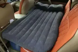 高速上长途行驶，乘客可以把后座摊平当床睡吗？了解一下图片