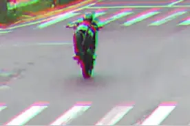 司机骑摩托马路上秀翘头被抓网友：这是拿生命在耍帅图片