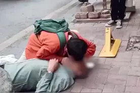 高三学生跪地为摔倒老人做人工呼吸，家属：老人没抢救过来，学生知道后哭得撕心裂肺图片