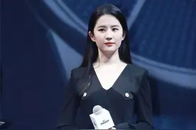 刘亦菲就算跷二郎腿，感觉也挺有韵味，但穿超短裙，坐着不太方便图片