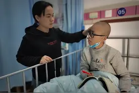 14岁学霸因“难言之隐”被查出恶性肿瘤，病床上坚持学习愁坏父母图片