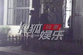 王鹤棣工作到深夜元气满满 自驾车带助理离开图片