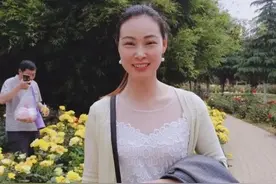 和解之道：兄妹俩打完架后，一个入眠平静，一个心情低落图片