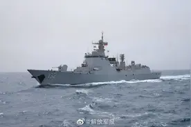 第41批护航编队在亚丁湾进行补给作业，052DL“苍蝇拍”高调出镜图片