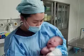 “宝宝哭了，我们笑了”，福州一婴儿出生时无呼吸，他们镇定急救图片