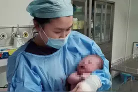 “宝宝哭了，我们笑了”，福州一婴儿出生时无呼吸，他们镇定急救图片