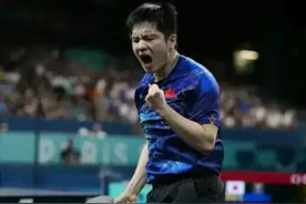 打服了！樊振东逆转取胜后，谁注意到张本智和这一举动：经典画面图片