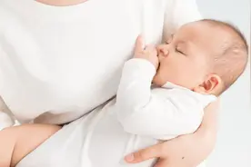 育婴师分享：吐奶呛奶溢奶的区别及应对方法图片