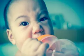 夏天怎么知道宝宝每天水喝“够”没？判断方法：“一尿便知”图片