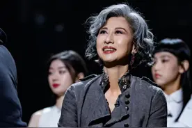 杀疯了！银发红裙优雅从容，61岁的叶倩文美得不像话图片