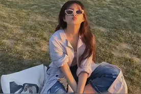 陈思诚陪小女友法国度假，女方嘟唇索吻青春靓丽，丫丫复婚无望图片