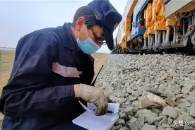 同样是铁轨，为什么火车轨道下面要铺碎石子，而高铁轨道却没有？图片