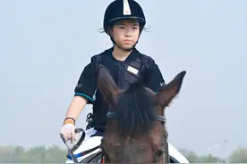 黄奕晒与女儿骑马照 两人对镜头比耶笑容灿烂阳光图片