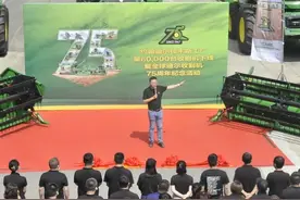 约翰迪尔佳木斯工厂第60000台收割机下线图片