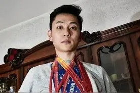 全家遭韩网民网暴？中国队韩裔教练紧急发文！王濛发声力挺图片