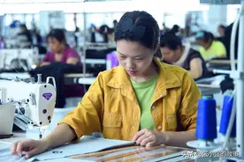 广州往事：服装厂里怪事多，漂亮的流水线女工爱上大8岁的保安图片