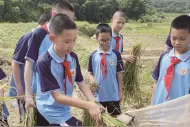 迎新之前先收心！不少家长为孩子步入人生新旅程营造仪式感→图片