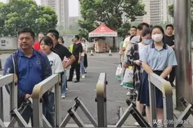 扬州市区初中学校昨起办理入学报到图片