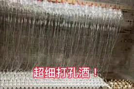 青岛路边6人吃烧烤，喝4瓶茅台，临走前砸烂瓶口，网友直呼内行人图片