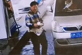 广西一男子加完油就脱裤子，女孩子害羞得赶快离开图片