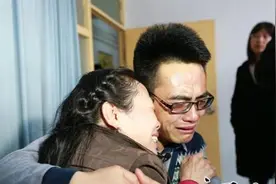 2020年，男子到上海旅游，在餐馆点道家乡菜，意外找到失散的亲妈图片